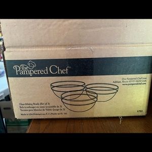 Pampered Chef set of 3 glass mixing bowls. In original box. Missing paperwork.